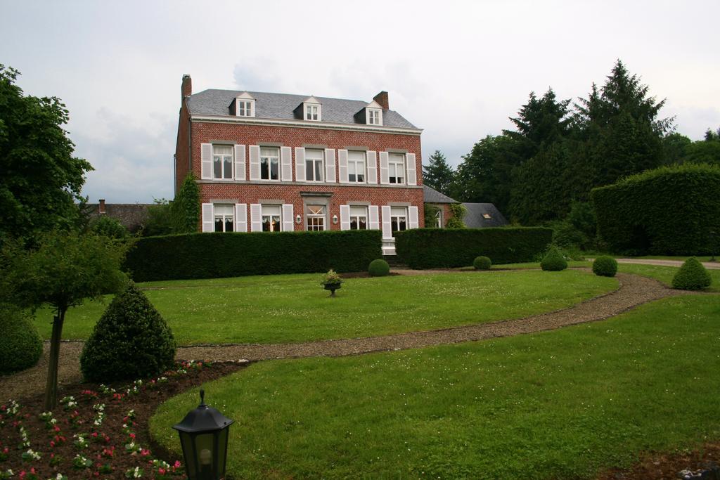 La Regie De Franc-Waret Villa Bagian luar foto